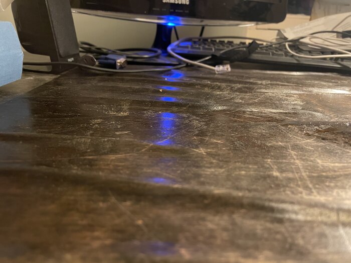 Vattenskadat gammalt skrivbord med repig och missfärgad yta.
