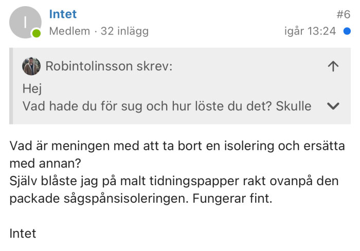 Diskussionsinlägg på ett bygg- och renoveringsforum där en användare beskriver sin erfarenhet av att använda tidningspapper för isolering.