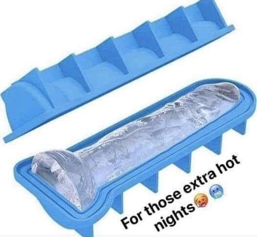 Blå isskubsform fylld med en stor penisformad isbit, med texten "For those extra hot nights" och emojis av en svettig och en frusen ansikte.