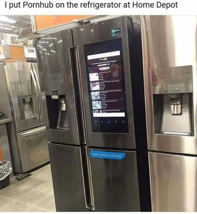 Svart kylskåp med inbyggd pekskärm visar en webbläsare med vuxeninnehåll på displayen i en butik med fler kylskåp i bakgrunden.