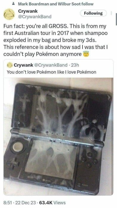 En trasig Nintendo 3DS med rester av shampo på skärmen, tillsammans med en tweet som förklarar händelsen och hur personen saknar att spela Pokémon.
