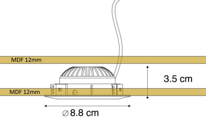 Diagram över en lampa inbyggd mellan två MDF-skivor på 12 mm vardera. Lampans höjd är 3,5 cm och diametern är 8,8 cm.