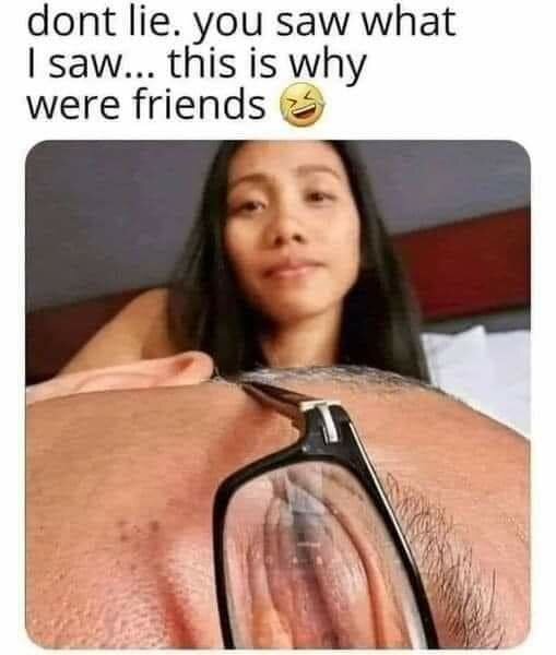 En kvinna ler medan hon tittar på en mans glasögon som ligger mycket nära kameran. Text högst upp säger "dont lie. you saw what I saw... this is why were friends".