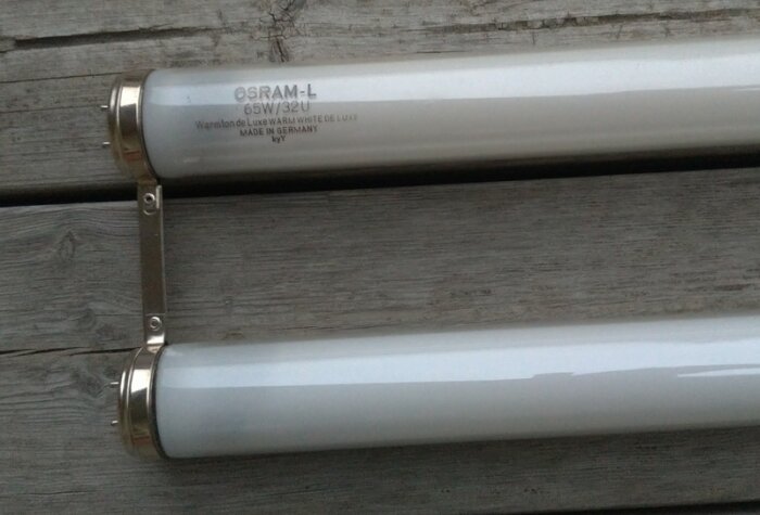 Två Osram-L lysrör på en träyta, märkta "65W/32U" och "Made in Germany".