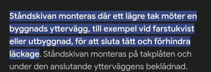 Textutdrag som beskriver hur en ståndskiva monteras där ett lägre tak möter en yttervägg för att förhindra läckage.