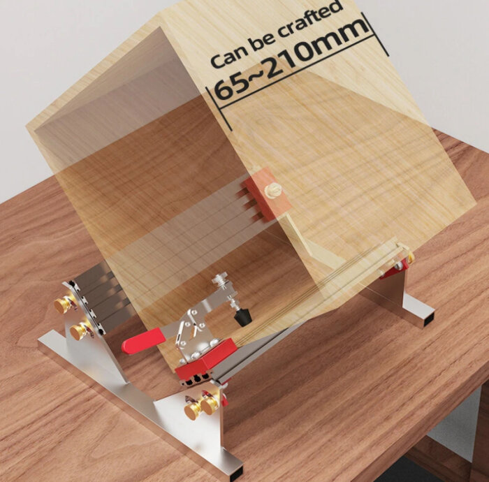 Bessey självjusterande fastspänning visas med en träbit som klarar dimensioner 65-210 mm, placerad på ett träbord.