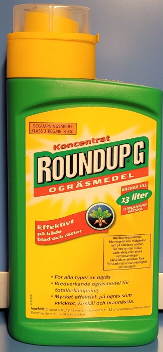 Flaska med ogräsmedlet Roundup G, ett koncentrerat bekämpningsmedel som räcker till 13 liter utblandad vätska. Effektivt mot ogräsblad och rötter.