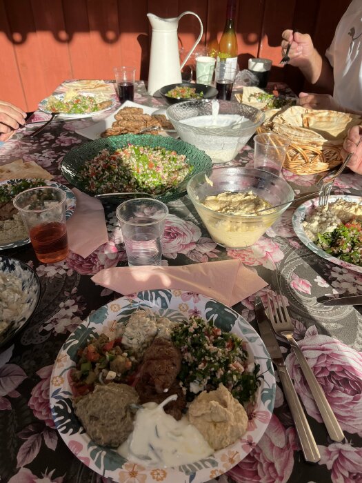 En middag med libanesisk meze, inklusive tabbouleh, hummus, baba ganoush, kycklingröra med tahini, tzatziki med fetaost, libabröd och köttfärsbiffar.