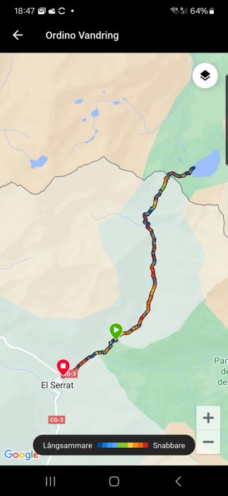 Karta över en vandringsled från El Serrat till en sluttpunkt markerad med en grön spelknapp, med olika hastigheter längs rutten visade i färger.