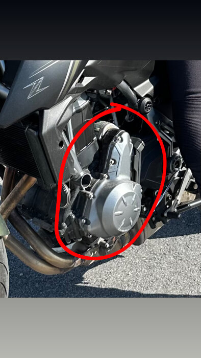 Motorcykel motorkåpa markerad med röd cirkel, visar område för lackering med CRC värmetålig färg. Frågor om förberedelsearbete som slipning och användning av primer.