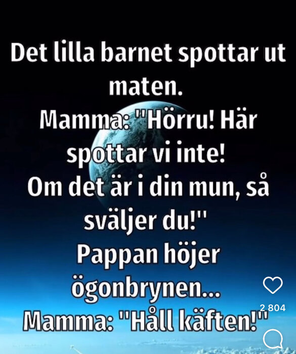 Textskämt om ett barn som spottar ut maten, mamman säger till barnet att svälja, pappan höjer ögonbrynen och mamman säger åt pappan att hålla tyst. Bakgrund: jorden och rymden.