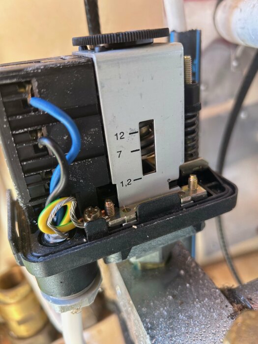 Tryckströmbrytare Telemecankque xmp IEC 158-1 med blå, gula och gröna kablar anslutna. Justerbar skala på 7–12 bar synlig.