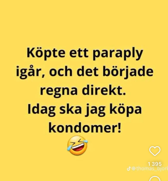 Text på gul bakgrund som lyder: "Köpte ett paraply igår, och det började regna direkt. Idag ska jag köpa kondomer!" följt av en emoji som skrattar med tårar.