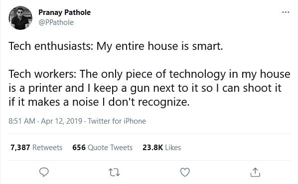 En tweet av Pranay Pathole där han skämtar om skillnaden mellan teknikentusiaster och teknikarbetare kring deras syn på teknik i hemmet.