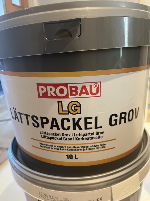 En burk med 10 liter Probau LG Lättspackel Grov, avsedd för reparation av djupare hål och skarpa ytterhörn.