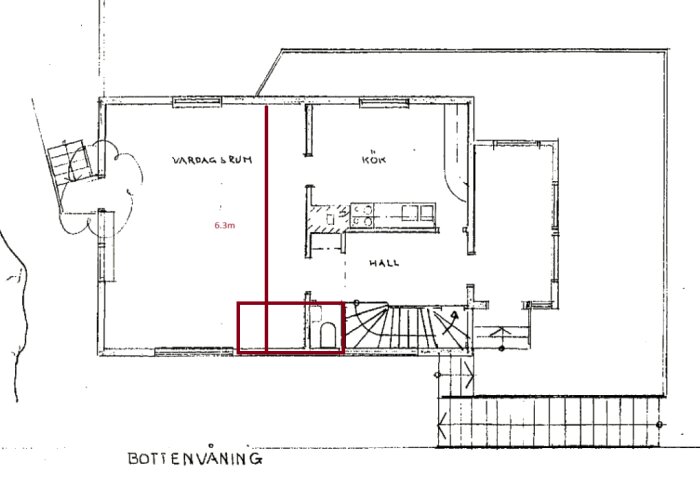 Ritning av bottenvåning med markerade området för badrum ovanför och mått på 6,3 meter spännvidd. Vardagsrum, kök, och hall är synliga.