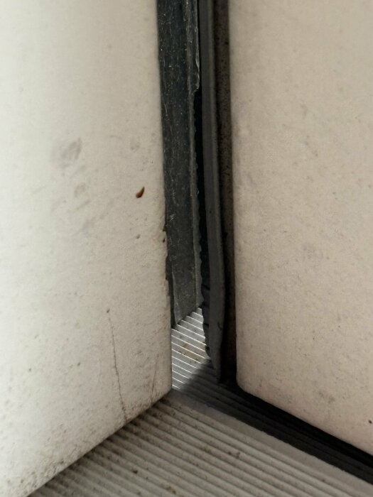 Sned altandörr som tar i under nederkanten av dörrkarmen, inringad för att visa problemet med skrapningen.