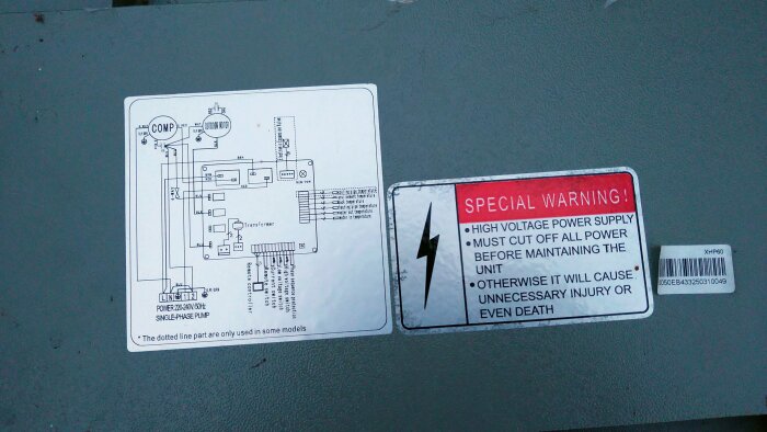 Närbild på en varningsetikett och ett kopplingsschema på en Brilix XHP 60 poolvärmepump som visar högspänningsvarningar och elsystemets layout.