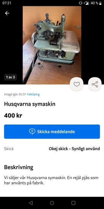 Grön Husqvarna symaskin med metallplatta på ett trätäckbord, använd och beskickad för 400 kr i Falköping.