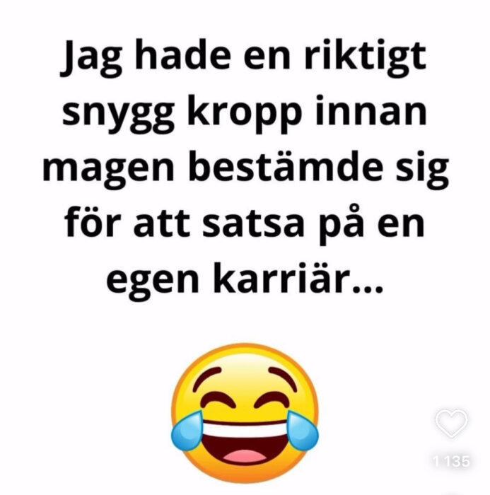 Text på svenska: "Jag hade en riktigt snygg kropp innan magen bestämde sig för att satsa på en egen karriär…” följt av en skrattande emoji med tårar.