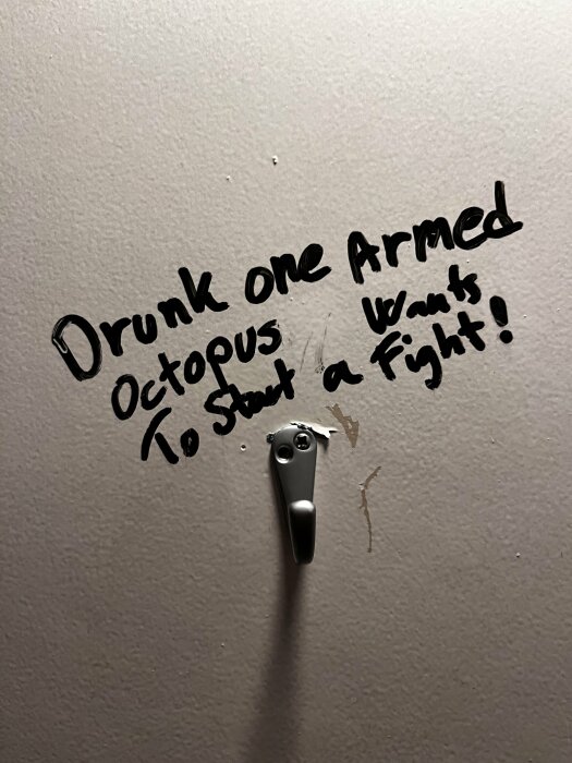 Krok på vägg med texten "Drunk one Armed Octopus Wants To Start a Fight!" skriven ovanför den.