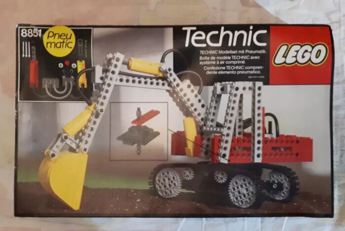 Låda till Lego Technic set 8851 innehållande en grävmaskin med pneumatik funktioner.