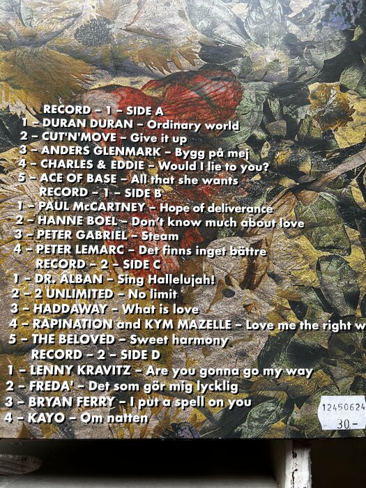 En lista över låtar och artister på ett loppisfynd, med titlar som "Ordinary world" av Duran Duran och "Bygg på mej" av Anders Glenmark. Prislapp 30 kr.