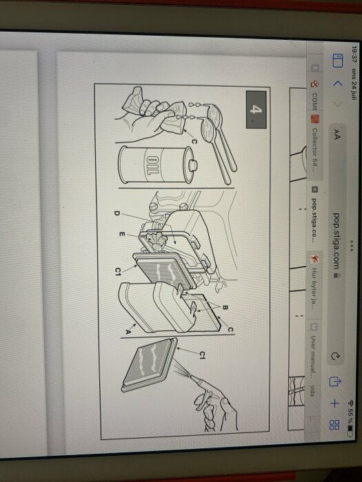 Instruktionsbild för Stiga gräsklippare som visar steg för steg hur man applicerar olja på gräsklipparens luftfilter och monterar dem på plats.