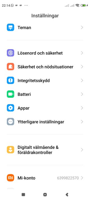 En skärmdump av telefoninställningar som visar olika val som "Teman", "Lösenord och säkerhet", "Batteri", och "Mi-konto". Klockan visar 22:14.