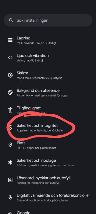 Inställningsmenyn på en Google Pixel 7A som visar flera alternativ inklusive ett markerat alternativ "Säkerhet och integritet".