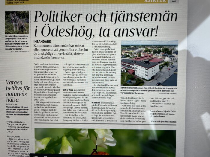 Tidningsartikel med titeln: "Politiker och tjänstemän i Ödeshög, ta ansvar!" och en bild av en byggnad i en mindre stad, tagen från ovan.