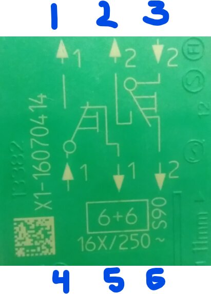 Kretsschema på baksidan av en dubbeltrapp-strömbrytare med nummer och pilar, inklusive märkningar för plintar 1, 2, 3, 4, 5 och 6.