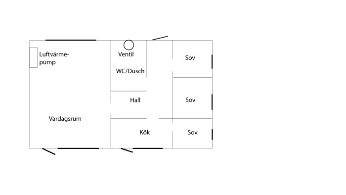 Planskiss av ett sommarhus med markerade rum som vardagsrum, kök, hall, WC/dusch samt tre sovrum. Flera ventiler, fönster och dörrar är utmärkta.