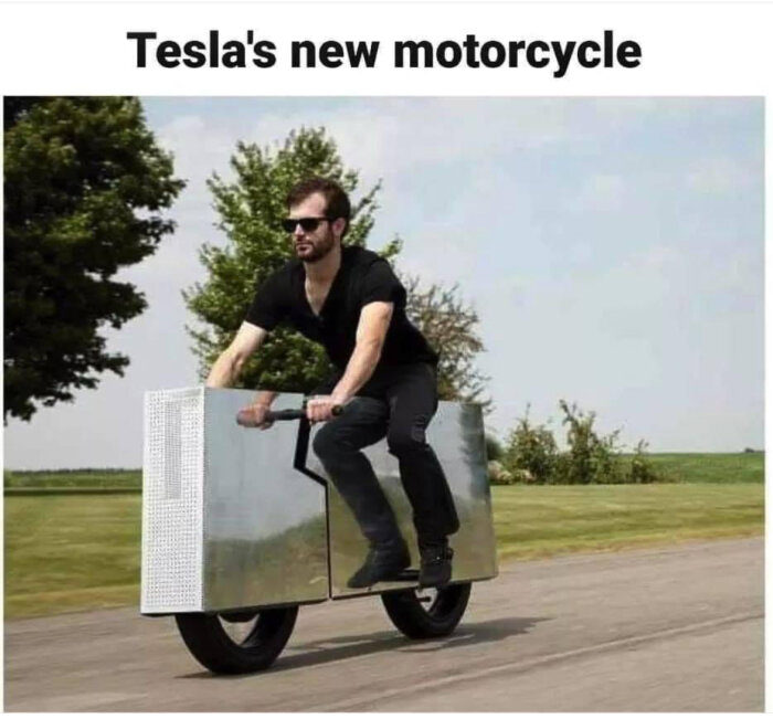 Man kör en futuristisk, spegelblank motorcykel på en väg med grönska i bakgrunden. Texten ovanför bilden säger "Tesla's new motorcycle".