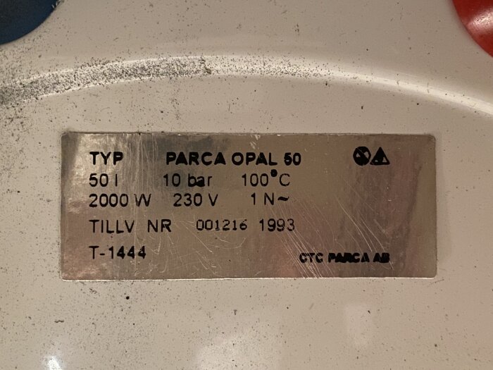 Skylt på varmvattenberedare Parca Opal 50 med specifikationer: 50 liter, 10 bar, 2000W, 230V, tillverkad 1993.