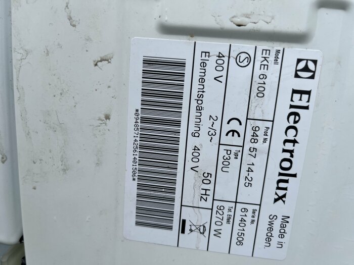 Etikett på baksidan av Electrolux EKE6100-spis med tekniska specifikationer, inklusive serienummer 61401506, märkspänning 400V, och elementspänning 400V 50Hz.