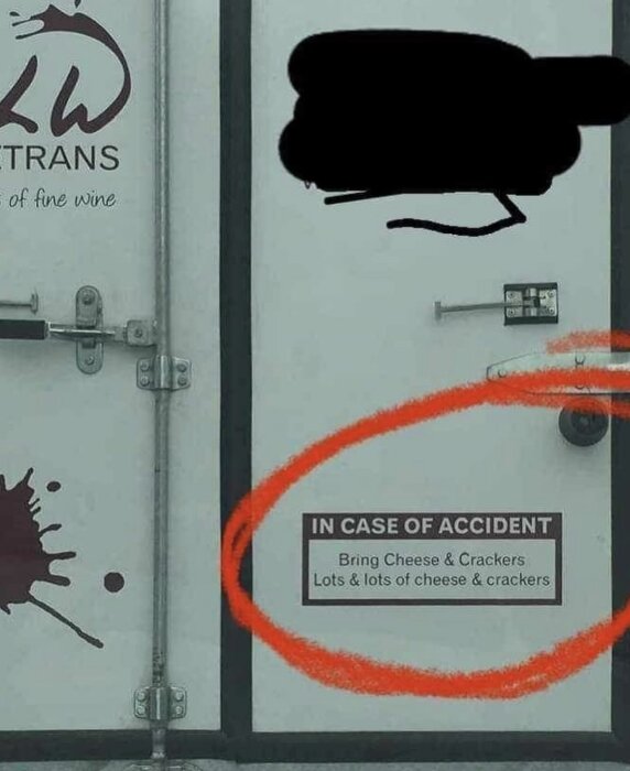 Bild på en skylt på en lastbilsdörr. Skylten säger: "In case of accident bring cheese & crackers. Lots & lots of cheese & crackers". Skylten är omringad av en röd ring.