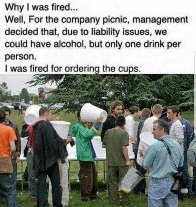 En grupp människor på en företagsutflykt dricker från stora hinkar, med en skylt som förklarar att endast en drink var tillåten per person.