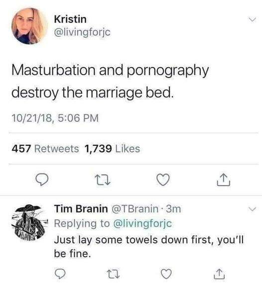 Twitterinlägg om att onani och pornografi förstör äktenskapet, där en annan användare svarar ironiskt med att lägga handdukar först för att lösa problemet.