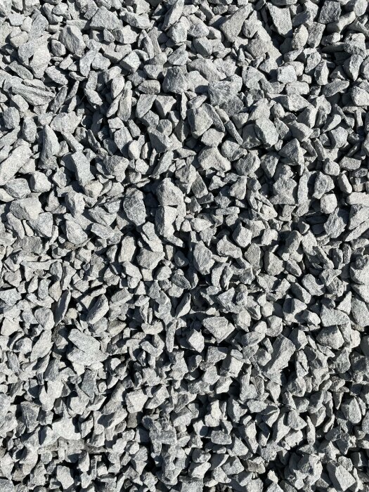 Makadam 8/16 otvättad, grå stenar i varierande storlekar används för dränering. Multifacetterade och skarpt formade, vilket ger ett robust intryck.