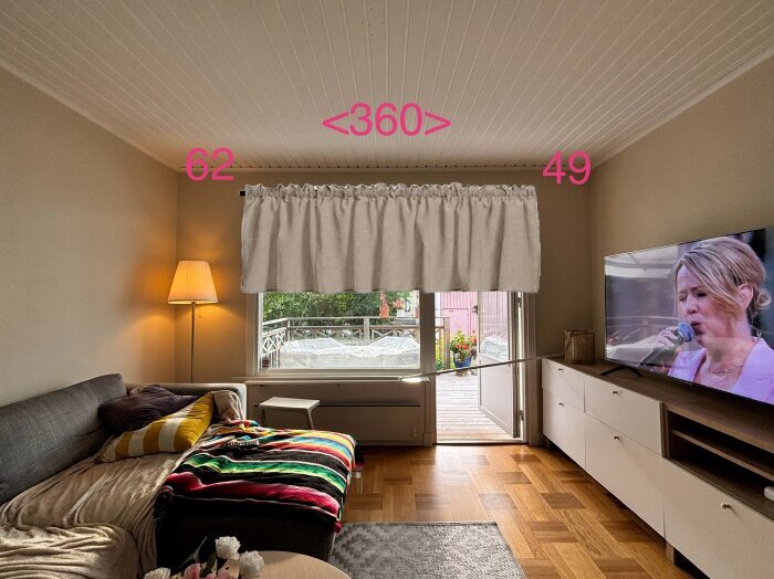 Ett vardagsrum med en soffa, lampa och TV. Ett glasparti med gardin visar en utgång till altan. Mått i rött: vägg 62 cm, fönster 360 cm, vägg 49 cm.