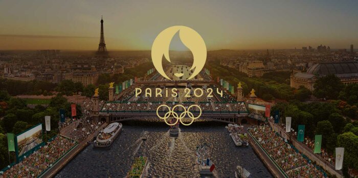 Paris 2024 OS-invigningsbild med Eiffeltornet i bakgrunden. Stor folksamling längs floden Seine och texten "Paris 2024" med olympiska ringarna i förgrunden.