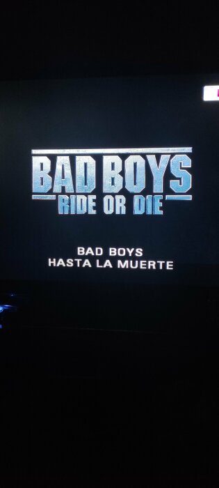 Text på en skärm som visar "BAD BOYS RIDE OR DIE". Under denna text står "BAD BOYS HASTA LA MUERTE".