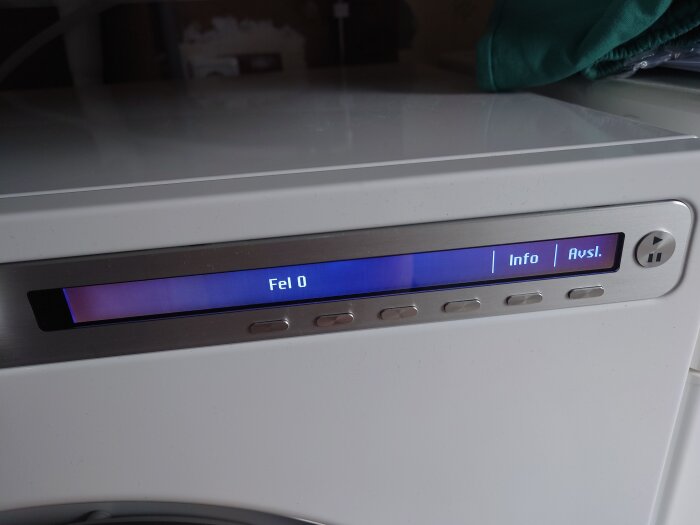 Display på en diskmaskin som visar felmeddelandet "Fel 0" med valmöjligheterna "Info" och "Avsl." till höger.