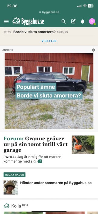 Svart bil parkerad framför ett rött trähus med texten "Populärt ämne - Borde vi sluta amortera?" över bilden.