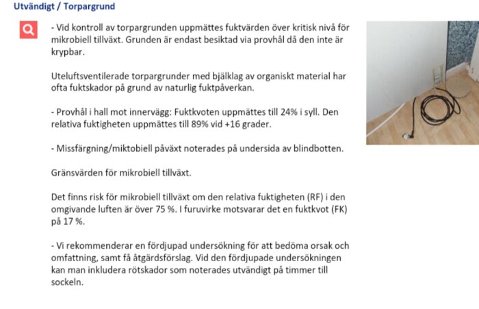 Närbild av torpargrundens fuktmätning med sladdar på golvet. Textbredvid beskriver förhöjda fuktvärden, rötskador och rekommendationer för vidare undersökning.