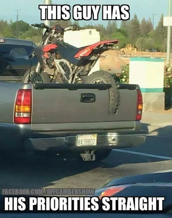 En motorcykel står i flaket på en pickup med registreringsskylten "8X38802". Texten på bilden säger "THIS GUY HAS HIS PRIORITIES STRAIGHT".