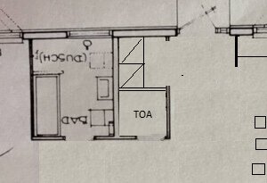 Ritning av två rum med texten "Dusch/BAD" och "TOA", som visar planlösningen för potentiella ombyggnationer, antingen till garderob eller andra användningar.