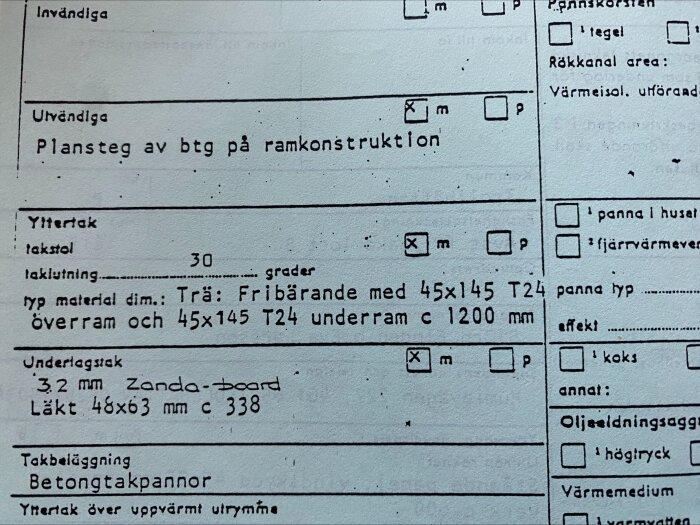 Närbild på byggdokumentation för ett hus från 1984 som visar specifikationer för fribärande takstolar och andra konstruktionsdetaljer.