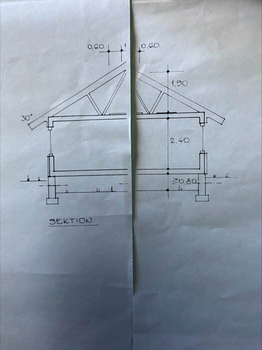 Ritning av hussektion med mått för taklutning, väggar och takstolar, vilket tyder på självbärande takstolar.